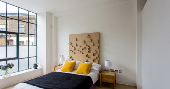 Bed beweegt weg van de muur