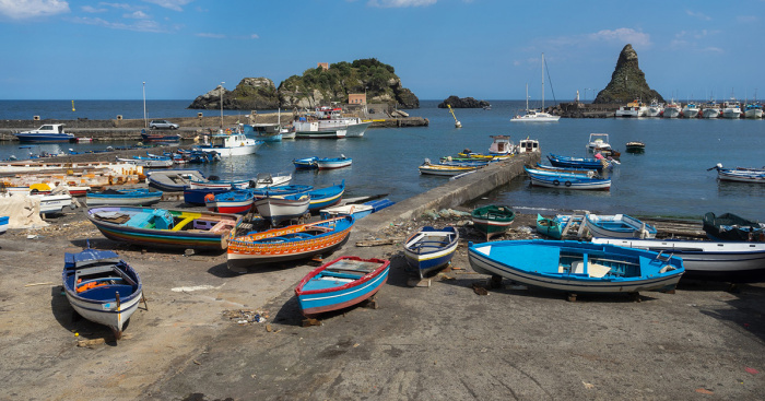 Vedere asupra faraglioni în Aci Trezza / pixabay.com/es/users/JLB1988-3569930/