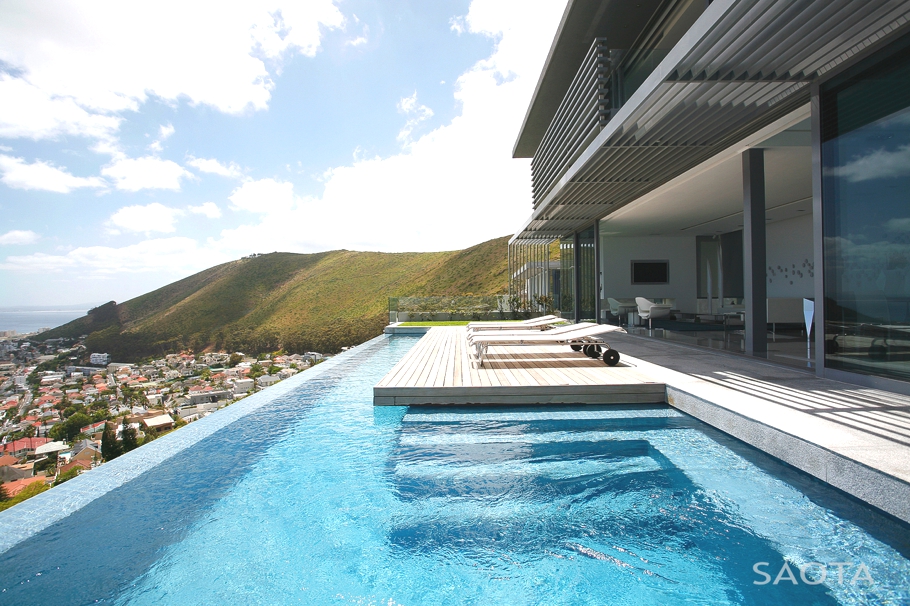 Case da sogno una villa di cristallo sulla cima di una collina con