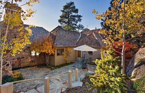 Una villa rustica ai piedi del lago tahoe negli stati ...