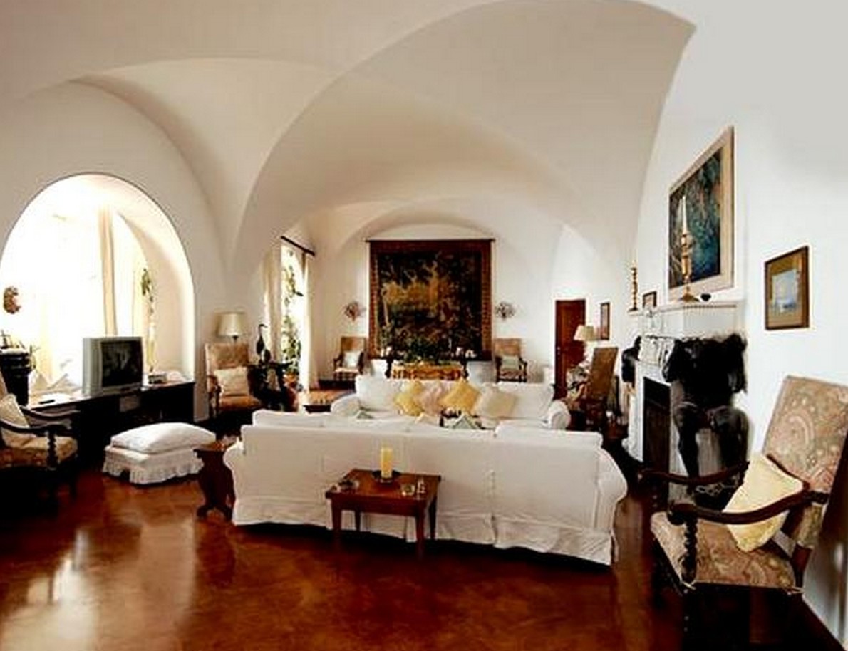Una spettacolare fortezza in cima a una scogliera per vivere come un ... Case da sogno interni