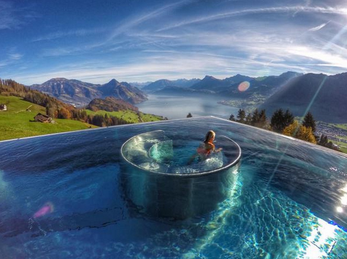 Avresti il coraggio di bagnarti nell'unica piscina rossa del mondo ...