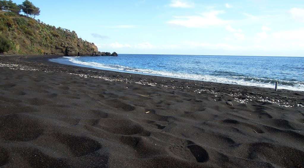 turismo e turisti La-sabbia-nera-della-spiaggia-dell-asino-a-vulcano