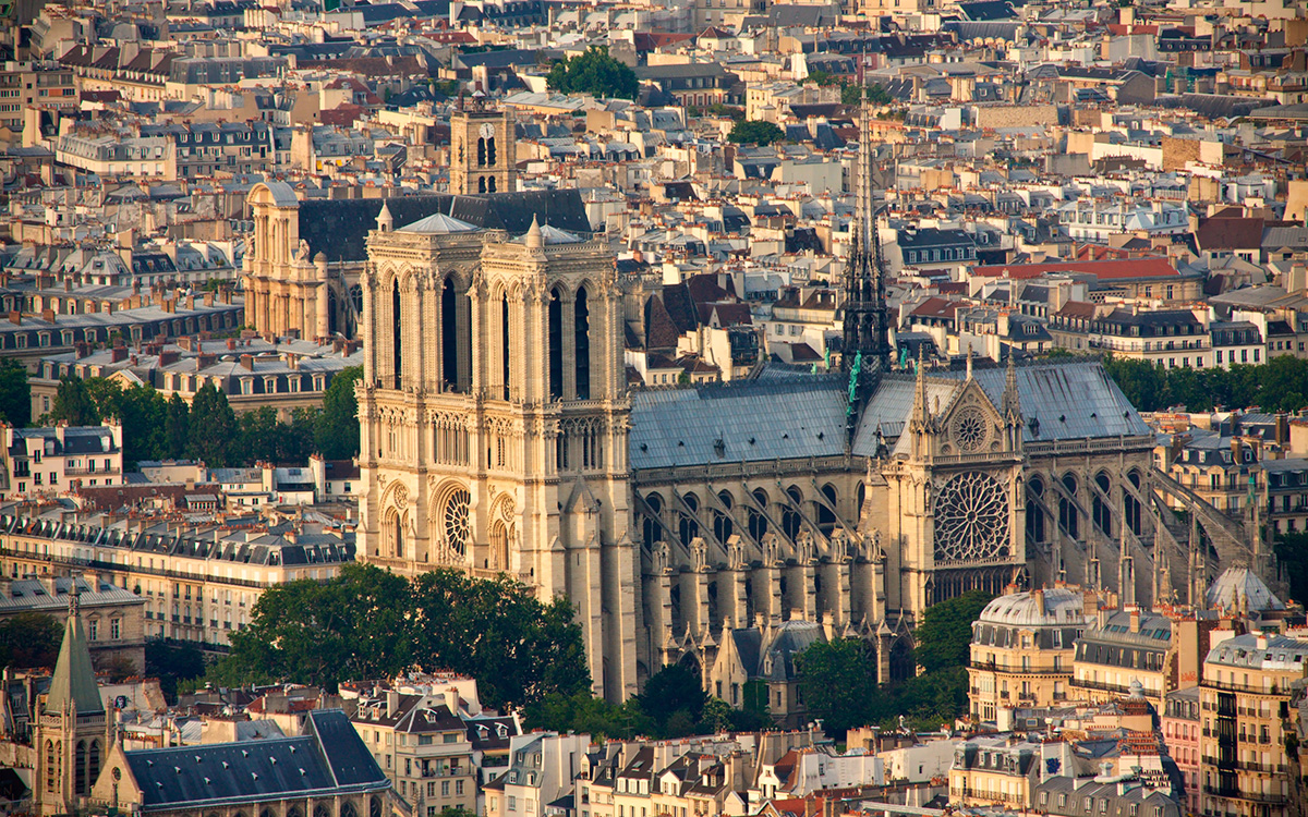 La Cattedrale Di Notre Dame In Fiamme Idealista news