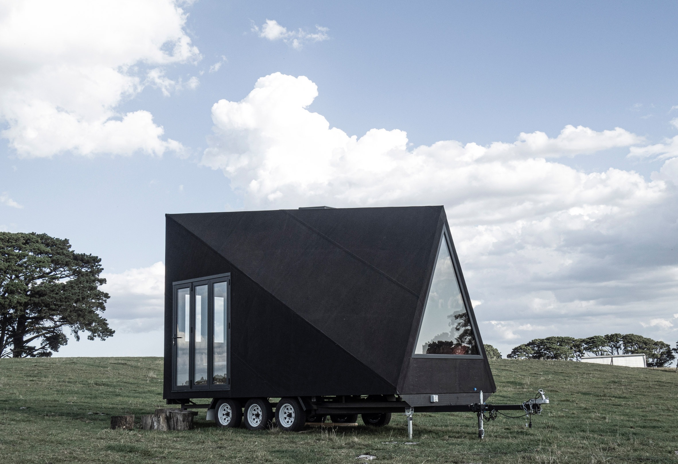 Un design minimalista per questa graziosa mini casa in legno su ruote