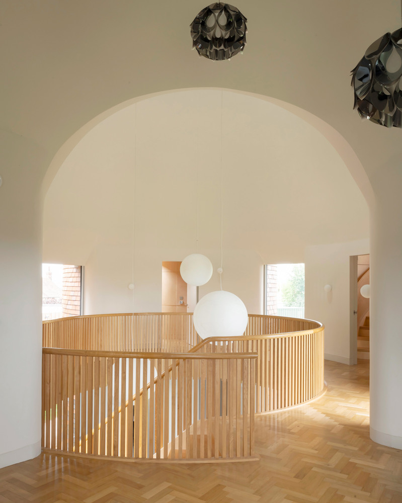 Il legno predomina all'interno / Jim Stephenson