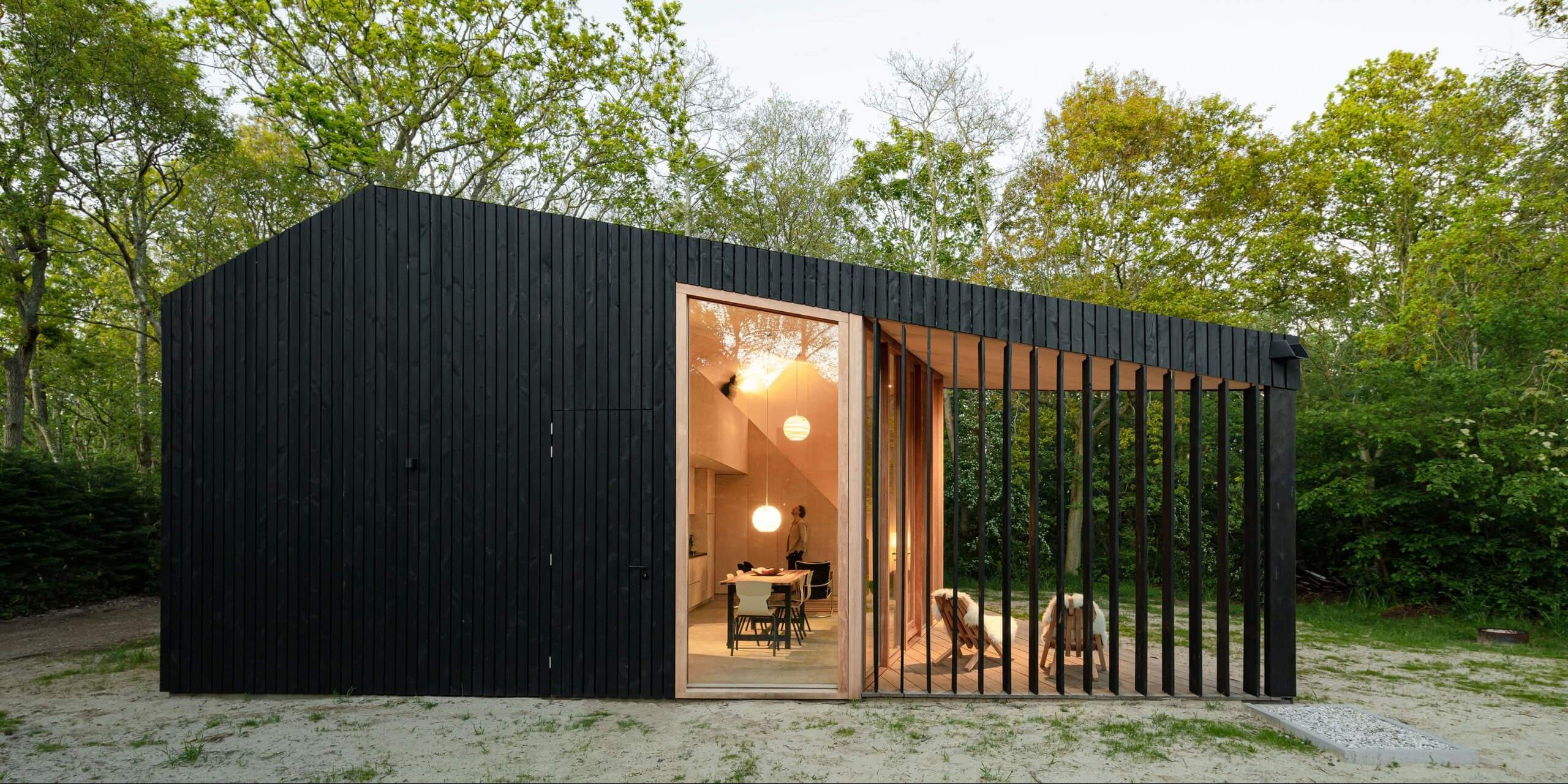 Una casa prefabbricata in legno con interni flessibili per adattarsi alle diverse esigenze
