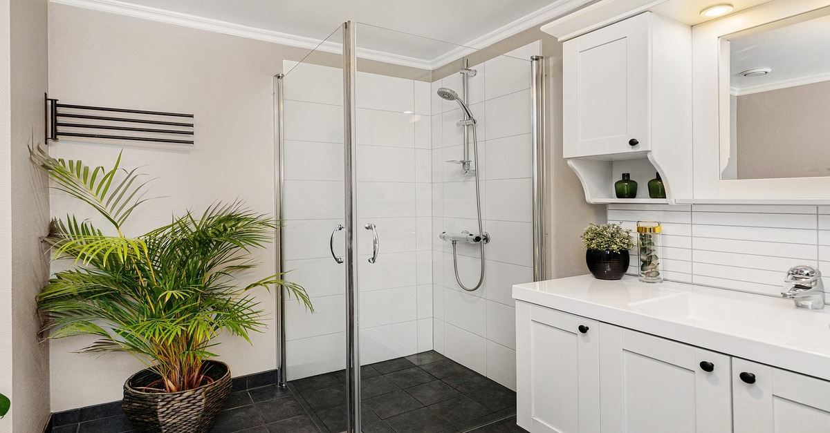 bagno con box doccia trasparente