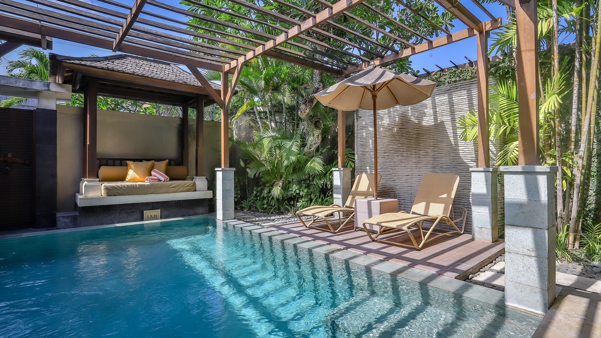 arredamento piscina di lusso