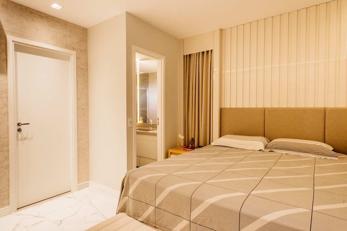 Design d'interni camera da letto con decorazioni moderne