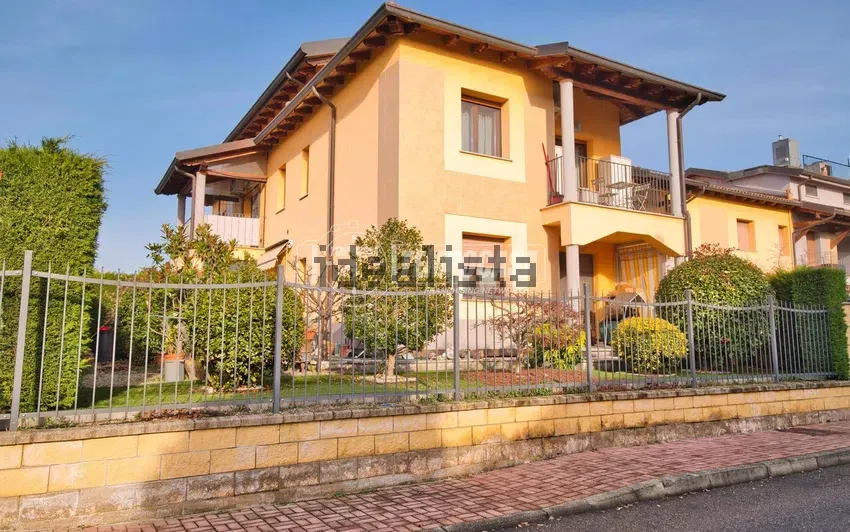 Appartamento su due piani in Area Residenziale vercelli Isola - Zona Bennet - Zona Belvedere