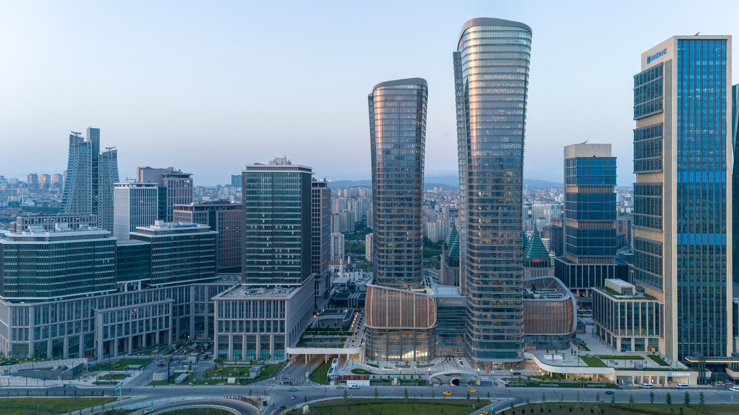 Las torres Ziraat Bank se ubican en el corazón del nuevo Centro Financiero Internacional de Estambul.