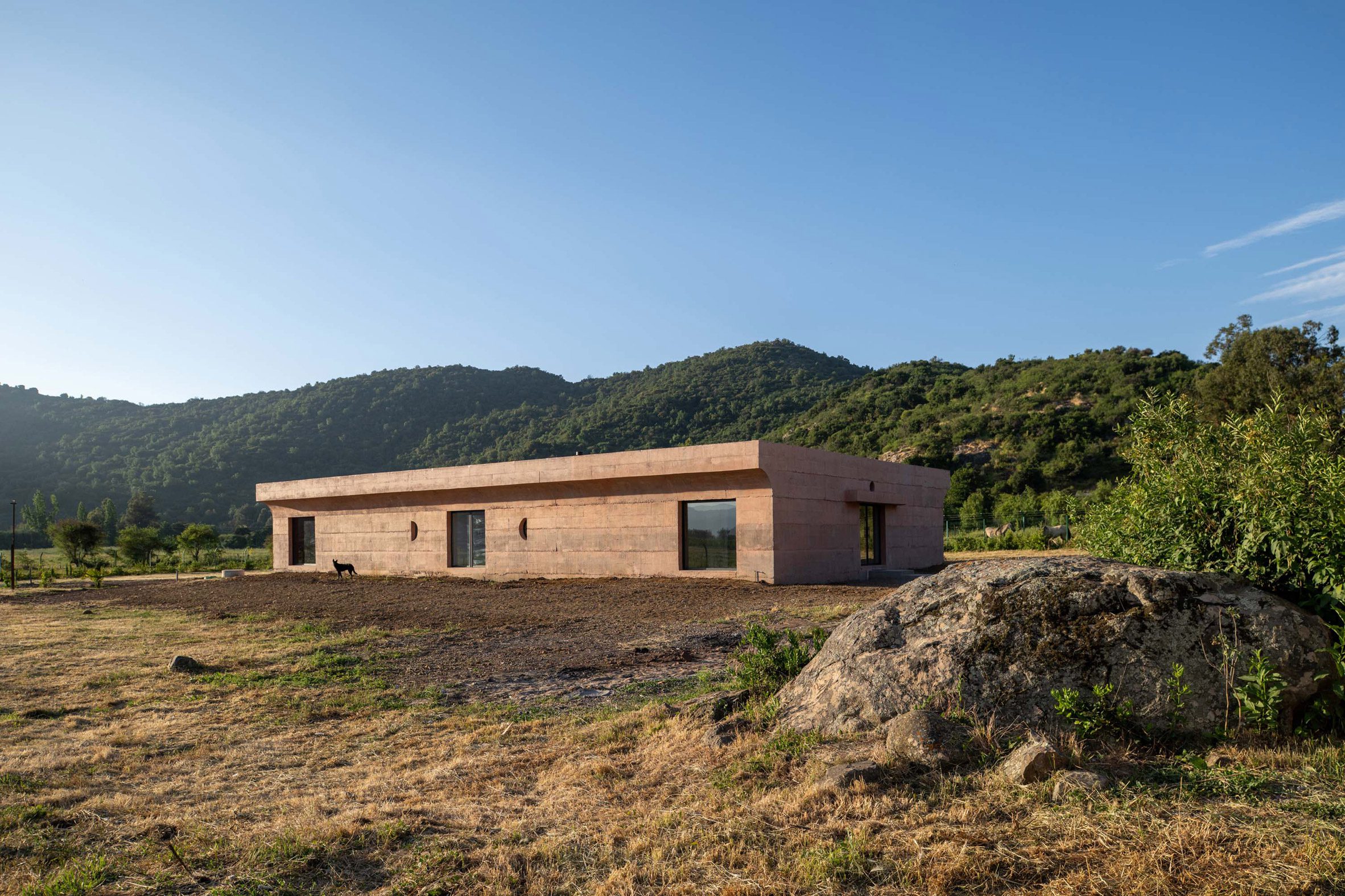Casa Lima si integra in un ambiente di vigneti, campi coltivati ​​e montagne in lontananza