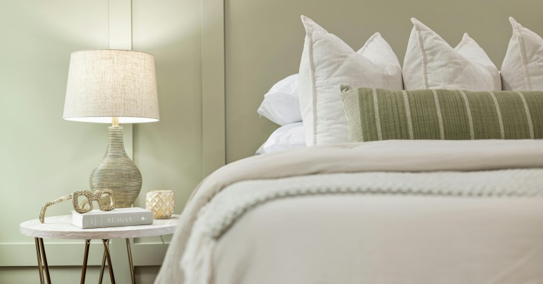 Camera da letto in verde tenue