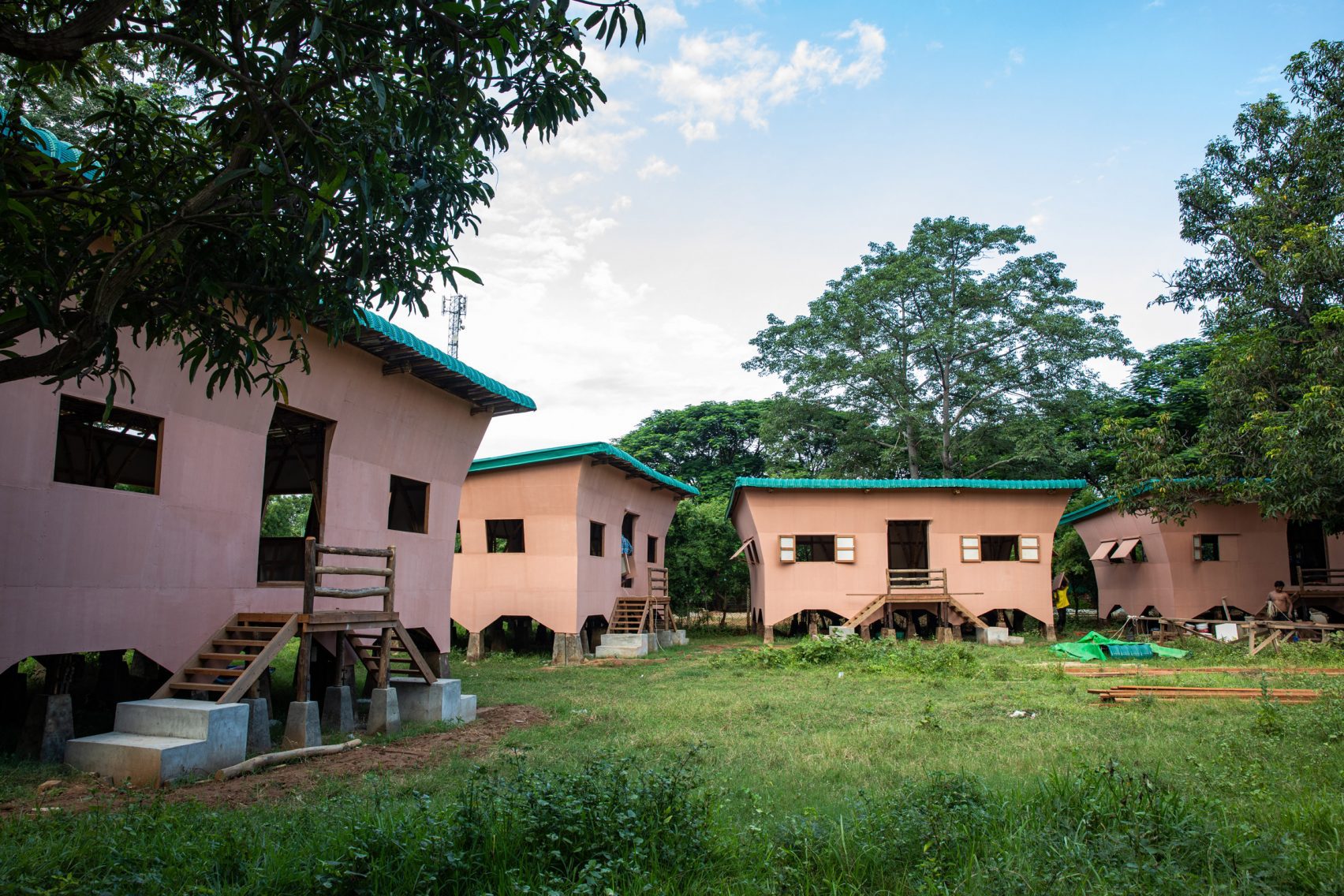 Housing Now Modular Bamboo Housing è un progetto che prevede la costruzione di 26 case modulari destinate alle famiglie sfollate nella regione di Bago