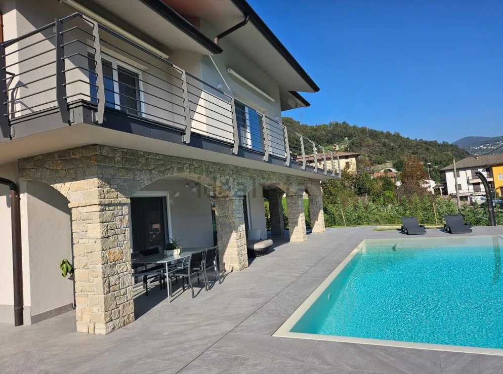 villa con piscina