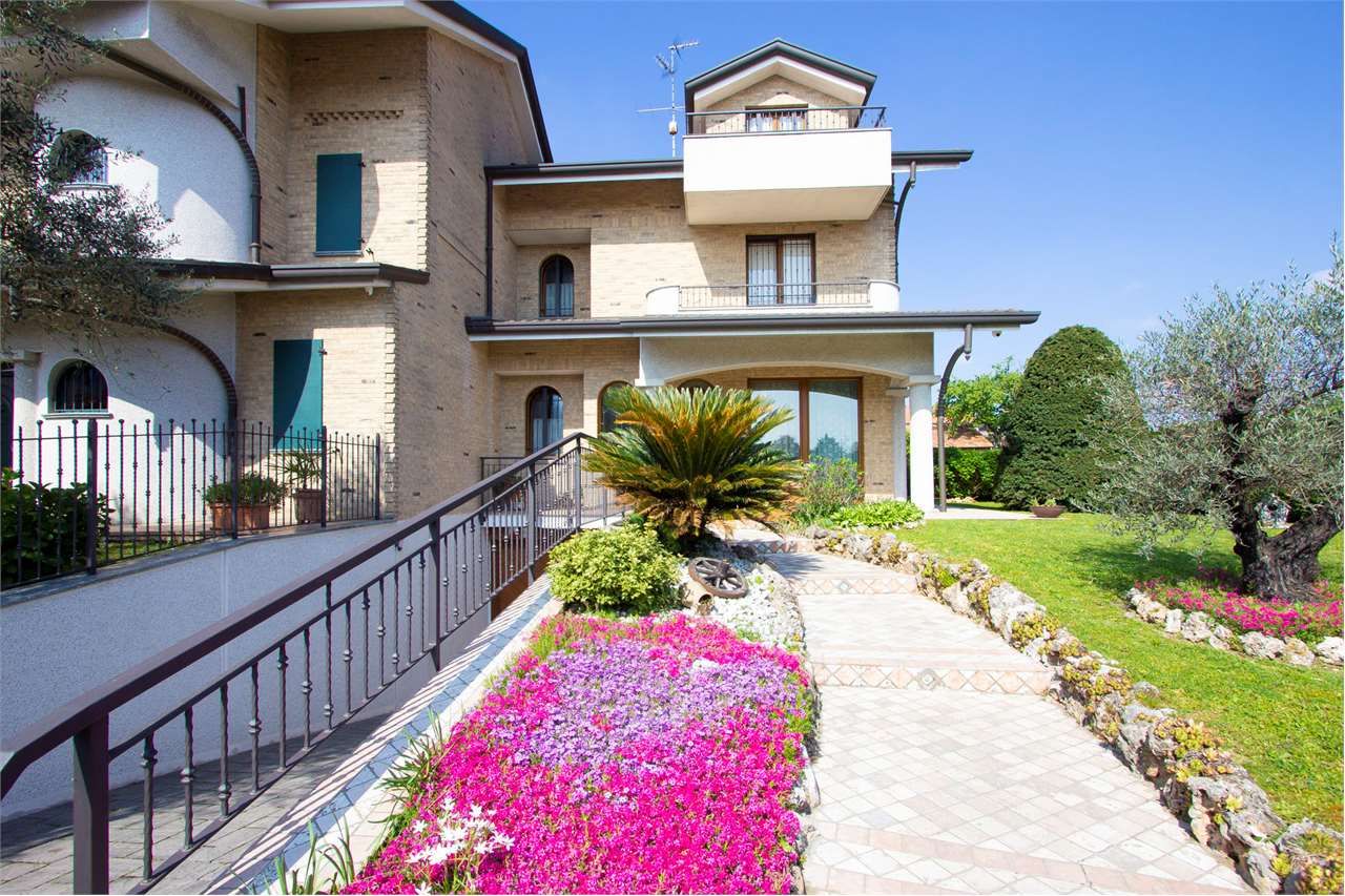 villette bifamiliari con giardino e garage