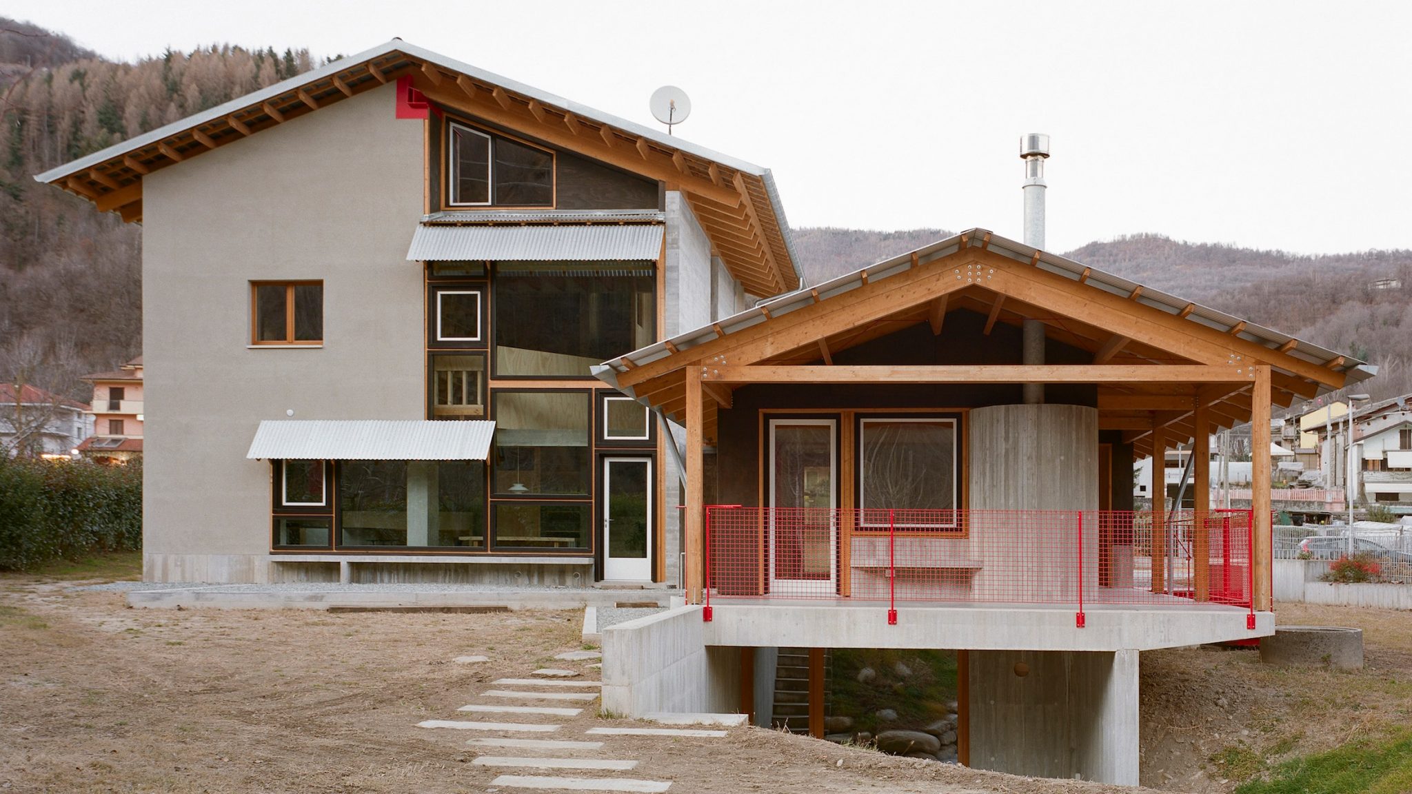 Casa BM, risalente alla metà del XX secolo, si trova ai piedi dell'imponente Monviso