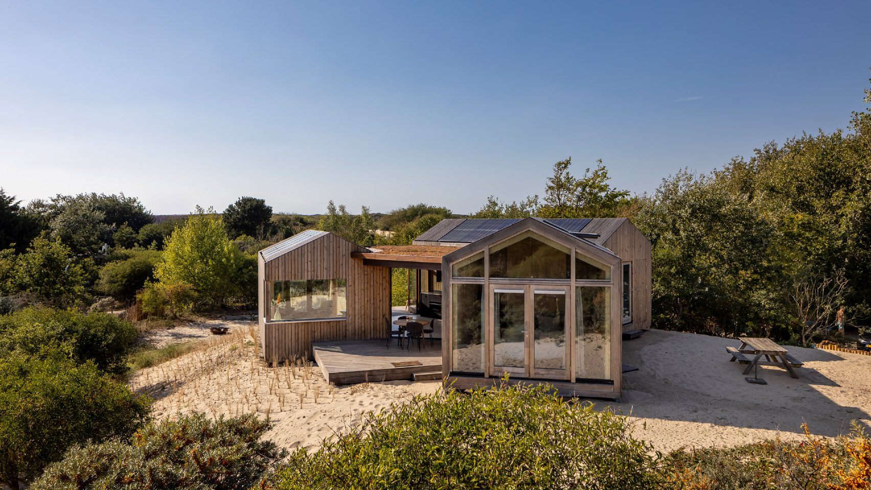 La Duinhuis o Casa de las dunas está situada sobre las dunas de Ouddorp, en la isla de Goeree-Overflakkee. 