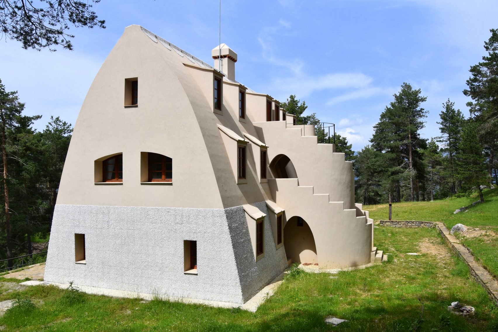 Lo Xalet del Catllaràs fu costruito tra il 1901 e il 1908 per ospitare gli ingegneri incaricati dell'installazione delle miniere di carbone nella zona