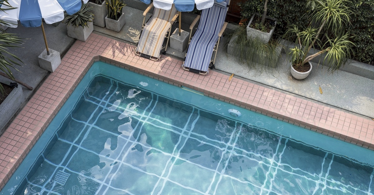 piscina in giardino con sotto i garage