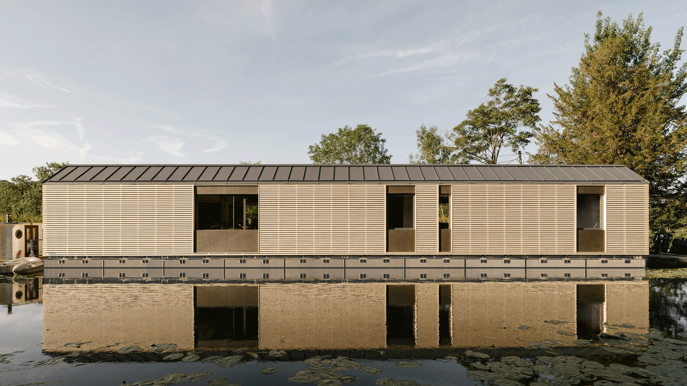 La Float House es un hogar para una familia de cuatro miembros ubicada en el canal Grand Union, al noroeste de Londres.