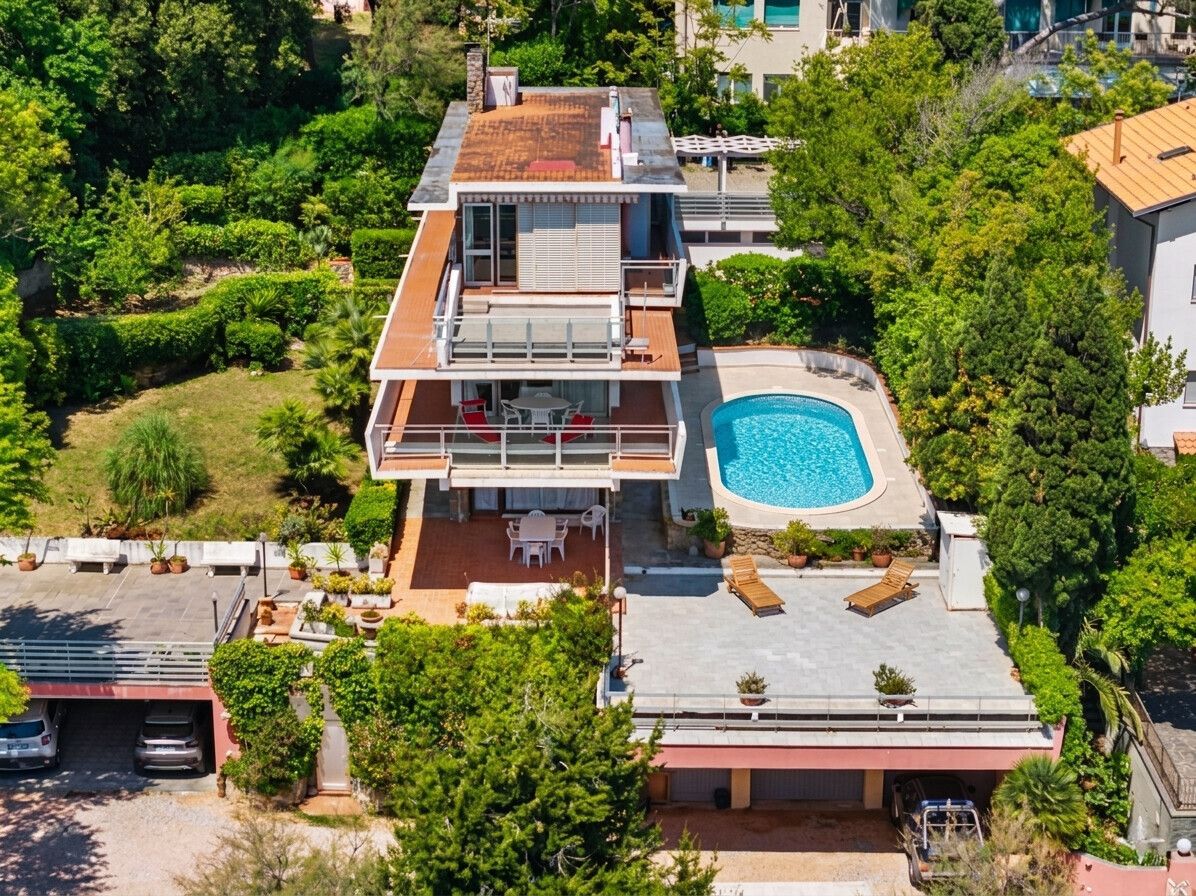 ville vista mare con piscina