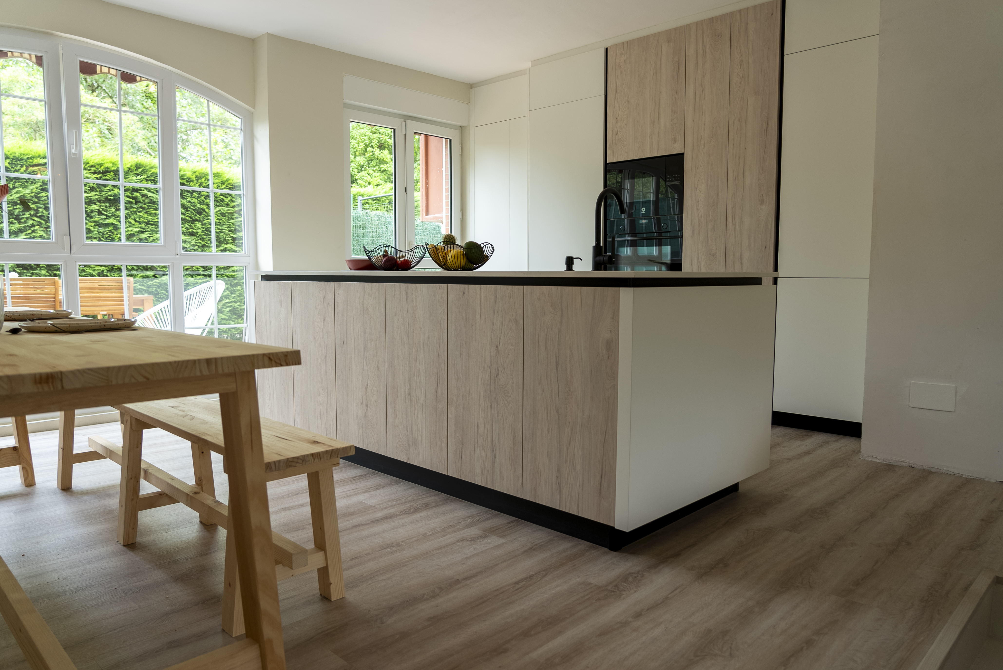 Cucina con mobili in legno chiaro