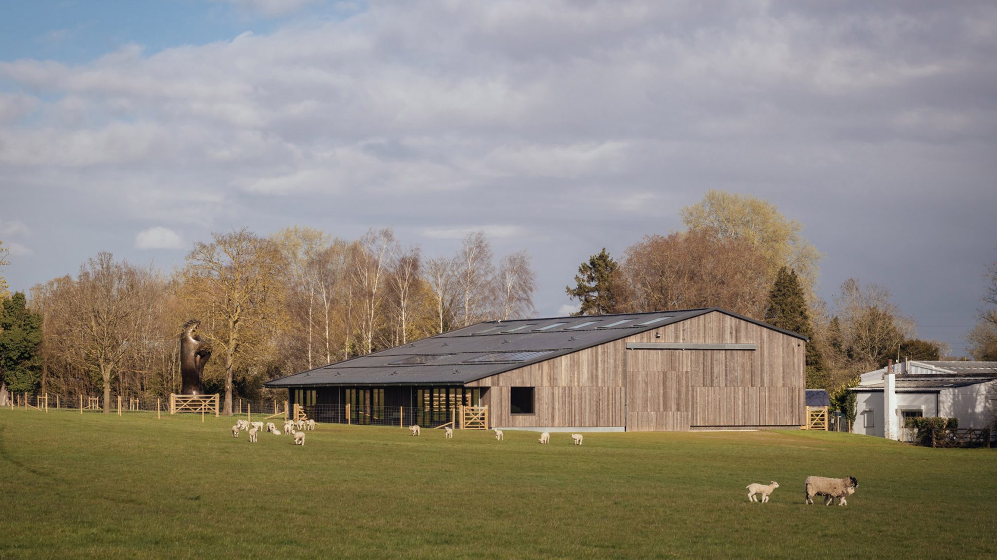Il museo Henry Moore, recentemente ristrutturato e denominato Sheep Field Barn, si trova in un ex edificio agricolo