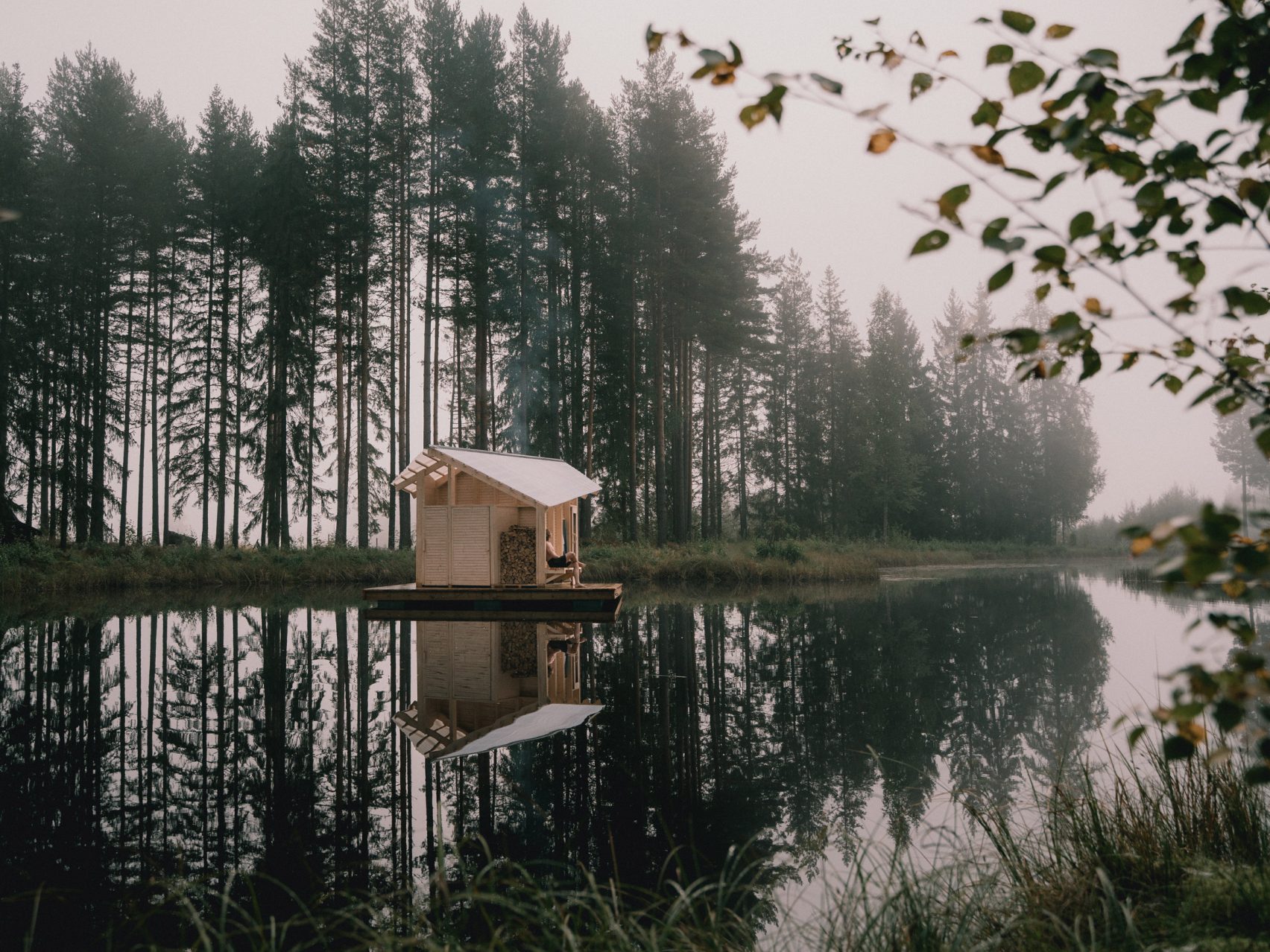 Gli studenti dell'Università norvegese di scienza e tecnologia di Trondheim hanno progettato Watercave, una sauna all'interno di un lago norvegese
