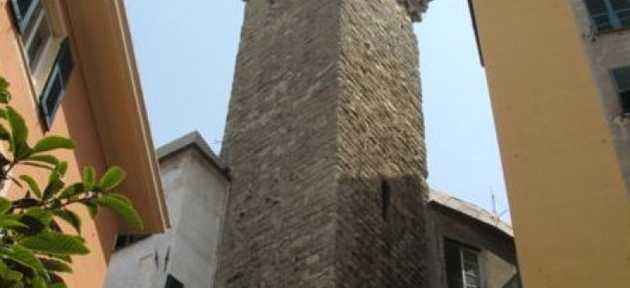 Si vende torre medievale nel centro storico di Genova. Ma nessuno la vuole