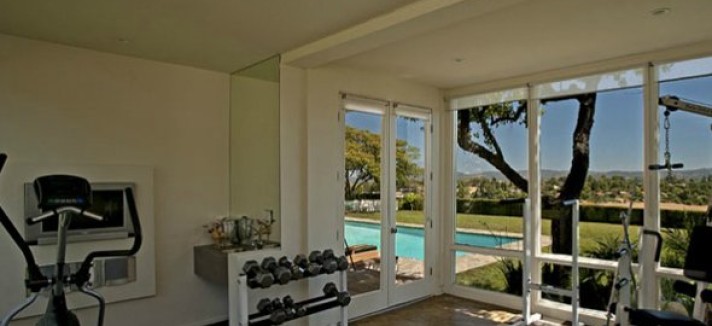 the-home-gym-overlooks-the-pool