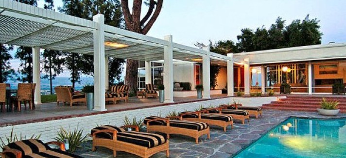 you-and-five-friends-can-sunbathe-by-the-pool