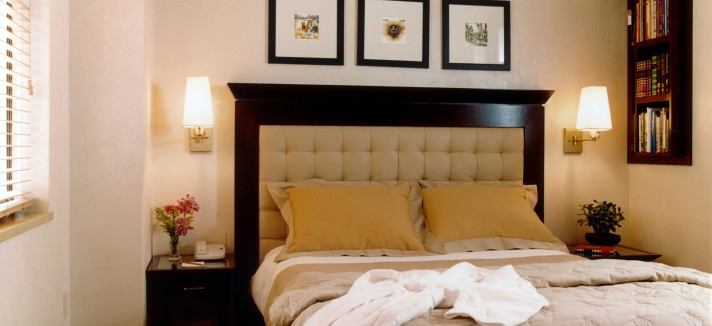 LibraryHotelFairyTalesRmDeluxeQueen_Bed