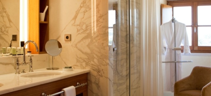 1_bedroom_suite_bathroom