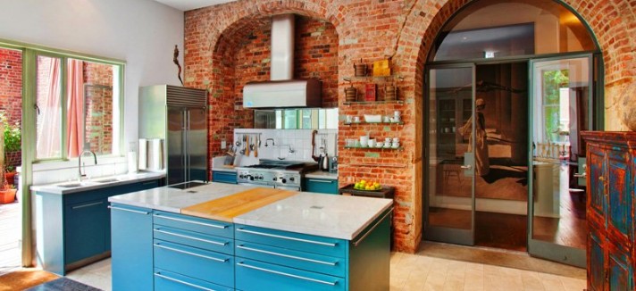 the-exposed-brick-continues-into-the-kitchen