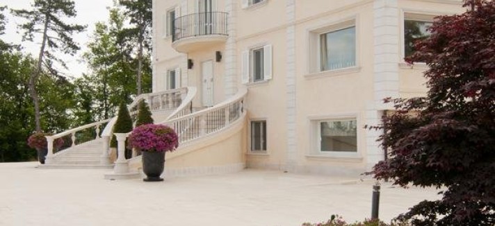 all-of-the-gardens-are-very-well-manicured