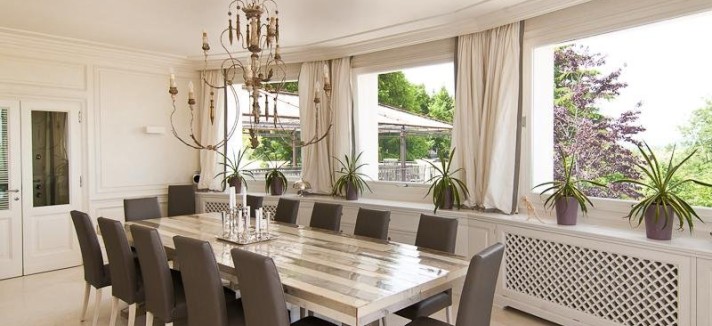 the-dining-room-seats-at-least-12