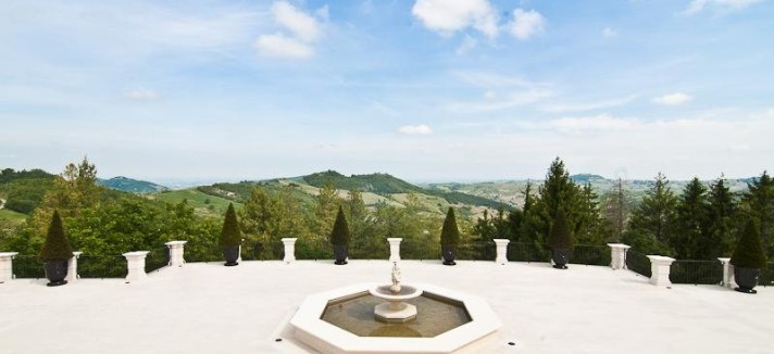 upon-arriving-at-the-house-youre-greeted-by-a-fountain