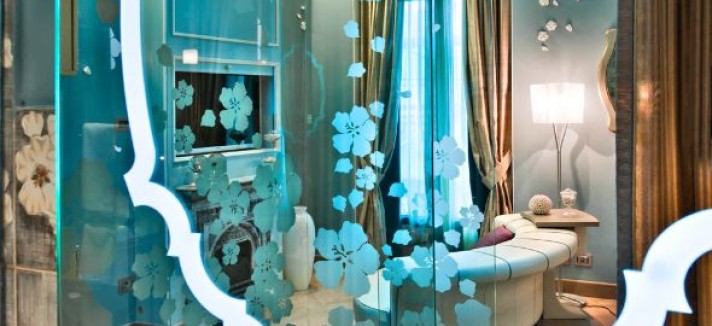 chateau_monfort_mirror_flowers