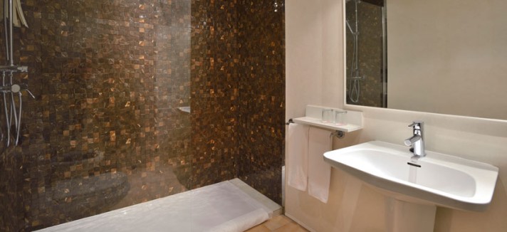 06ewavehouse-suitebathroom