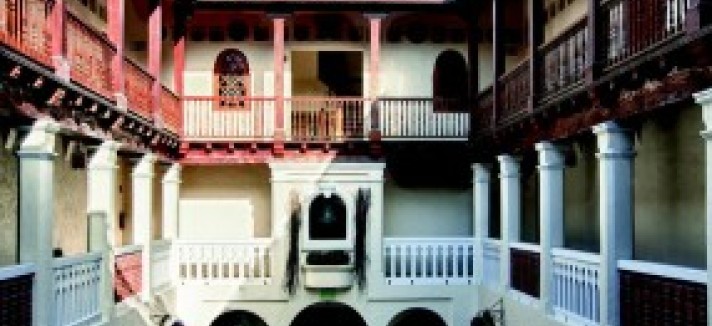 Versaces-courtyard-5b5a30-286x430
