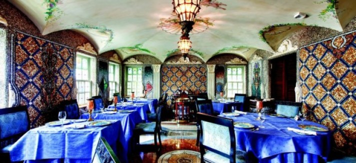 Versaces-dining-room-efd6c2-589x392