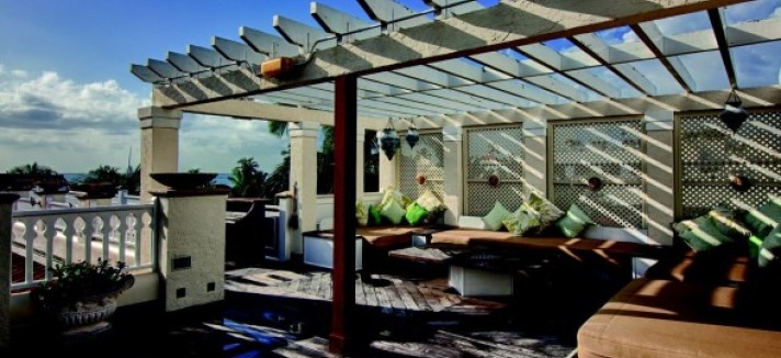Versaces-pergola-f959ff-589x392