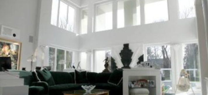Un agente immobiliare davvero speciale: in mutande si vende meglio (video)