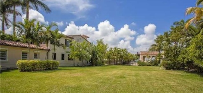 Matt-Damons-lawn-86a5f3-573x430