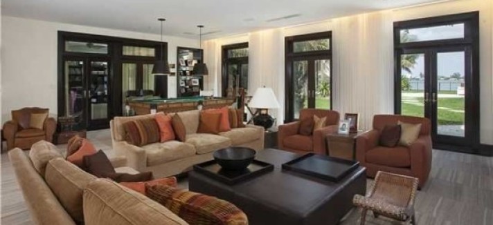 Matt-Damons-living-room-366c7b-574x430