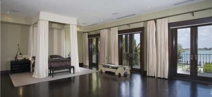 Matt-Damons-master-bed-f52957-589x416