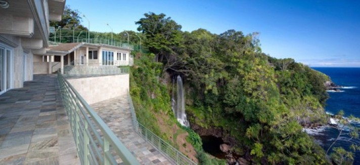 Water-Falling-Estate-on-The-Big-Island-22-950x375