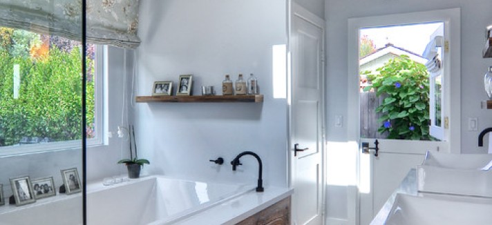 beach-style-bathroom